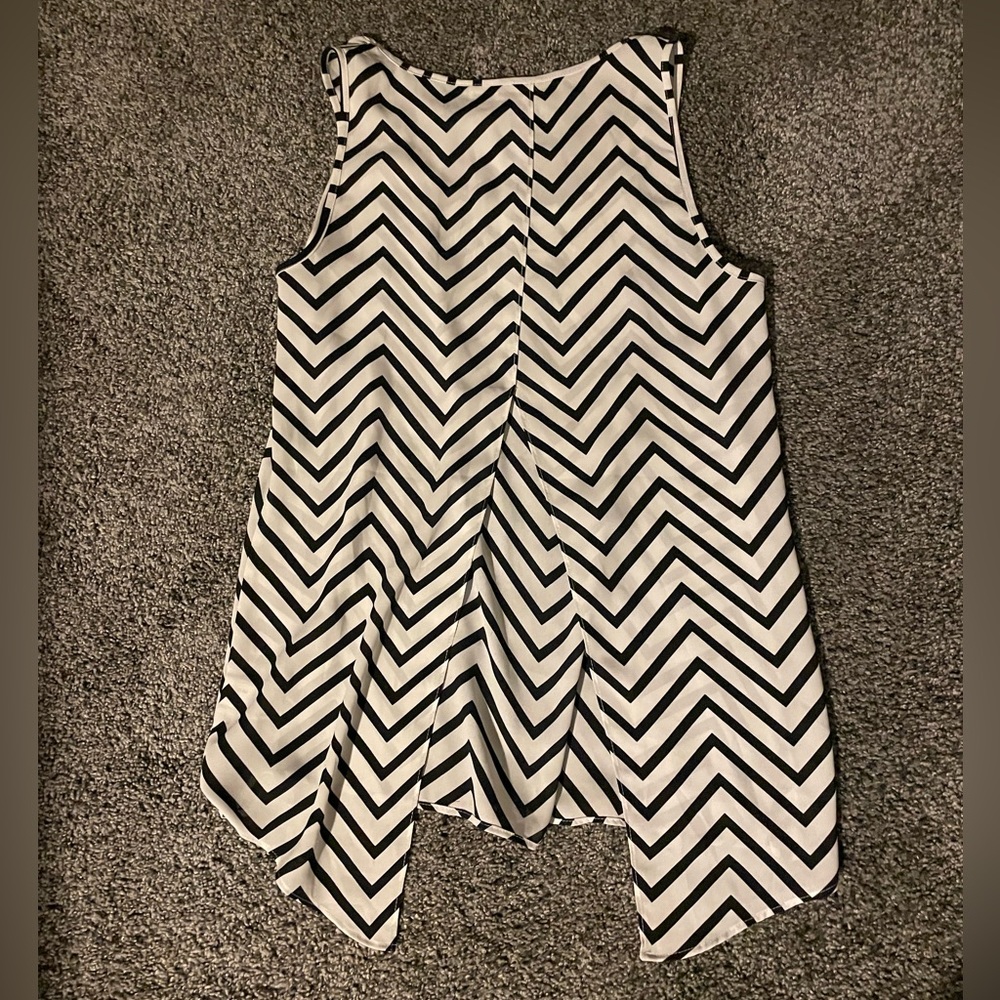 White & black shirt - Picture 3 of 3